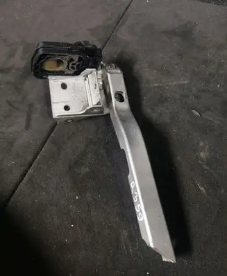 Radiator mount bracket