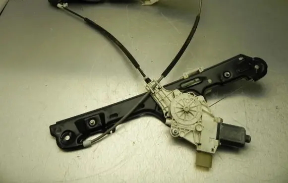 BMW 1 E81 E87 Front door window regulator with motor 7067796 I7712