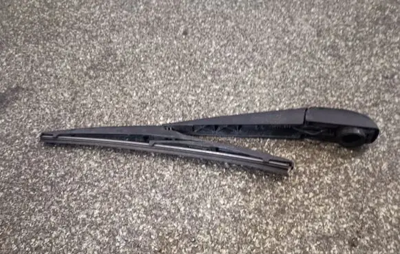 Toyota RAV 4 (XA30) Rear wiper blade arm