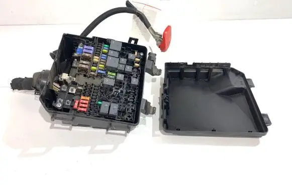 Peugeot 308 SW Fuse box set 9843058980