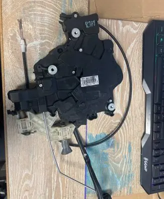 Volkswagen Caddy Sliding door lock 2K5843653