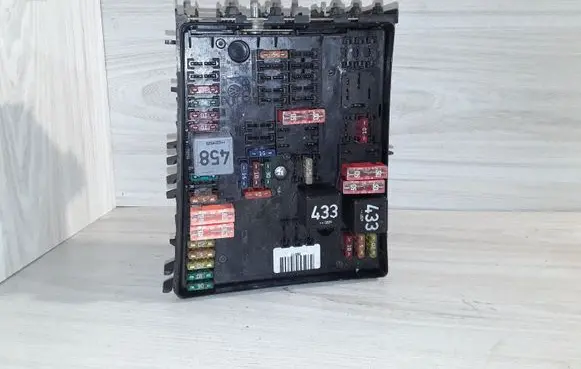Volkswagen Golf V Fuse module 1K0937124H