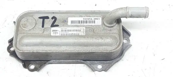 Toyota Avensis T270 Oil filter mounting bracket 157100R011