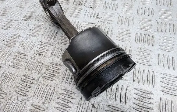 Mitsubishi L200 Piston with connecting rod A6400902780