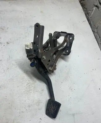 Lexus IS 220D-250-350 Brake pedal