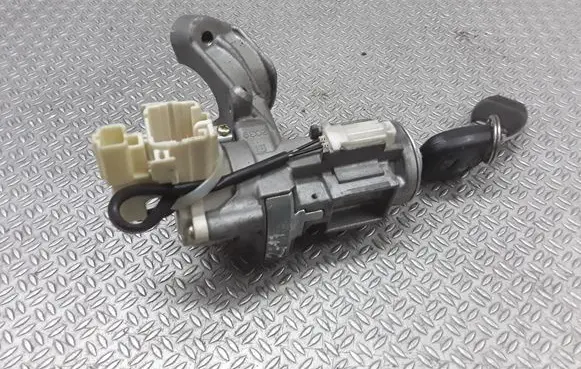Toyota Corolla Verso E121 Ignition lock 46020336