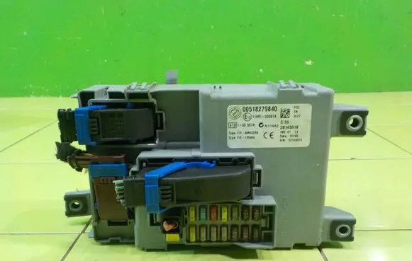 Fiat 500 Fuse box set 28143018 BEZPIECZNIKOW