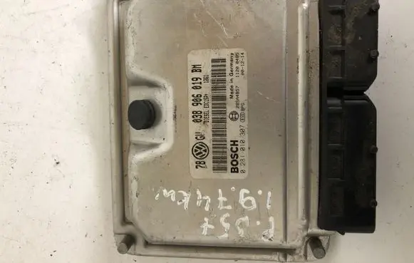 Volkswagen PASSAT B5.5 Engine control unit/module 038906019BM 0281010307