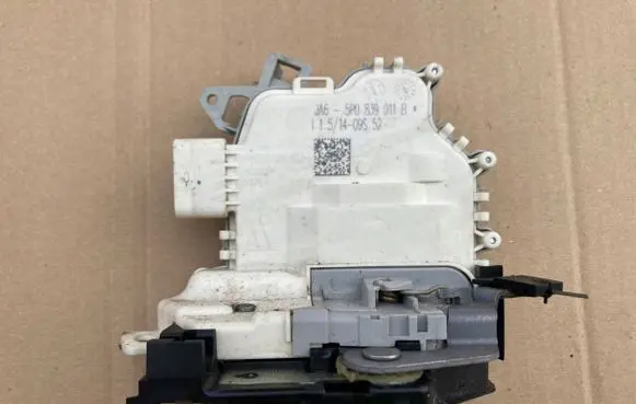 Seat Altea XL Rear door lock 5P0839011B