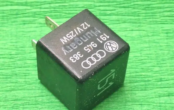 Volkswagen Golf III Other relay 191945383 12V25W