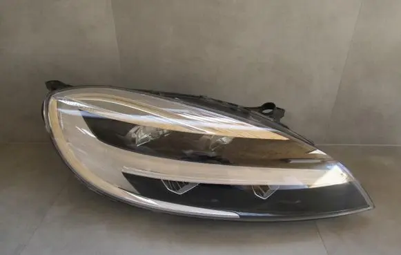 Volvo V40 Headlight/headlamp 31677023