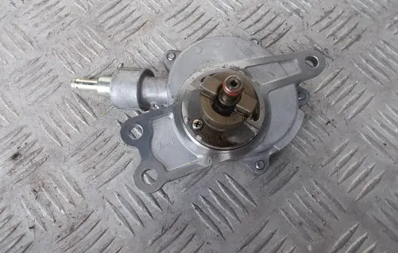 Toyota C-HR I Vacuum pump