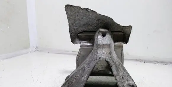 Audi A4 S4 B8 8K Engine mounting bracket 8K0190307 8K0190307AS
