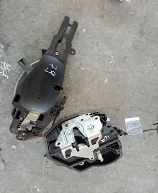 BMW 1 E82 E88 Front door lock 7202144