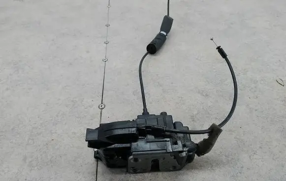 Renault Scenic III - Grand scenic III Rear door lock 825030032R