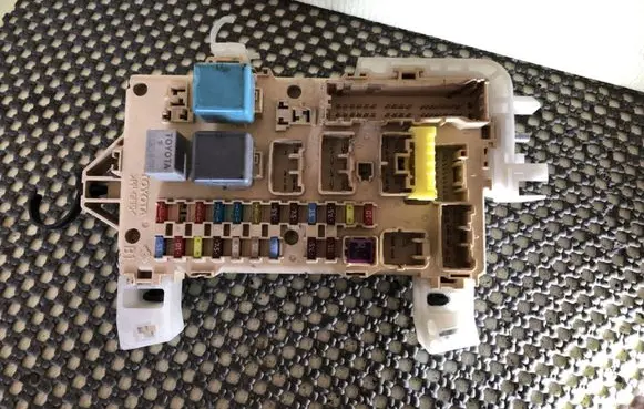 Toyota Corolla Verso E121 Fuse module