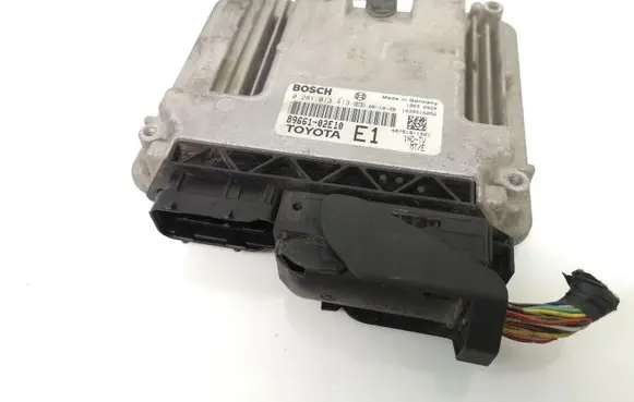 Toyota Auris 150 Engine control unit/module 8966102E10 0281013413