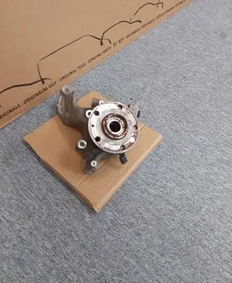Rear wheel hub spindle/knuckle