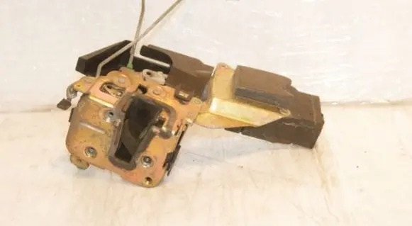 Mitsubishi Carisma Rear door lock M806386