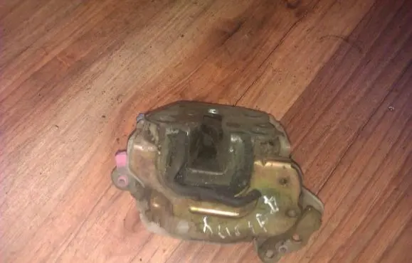 Nissan Sunny Front door lock