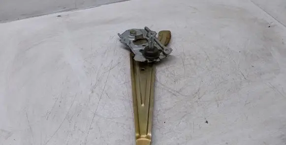 Rear door manual window regulator