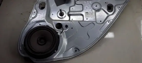 Rear door manual window regulator