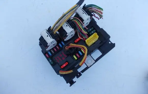 Citroen C4 Grand Picasso Fuse module 9667199680