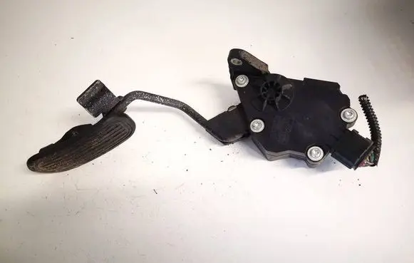 Accelerator throttle pedal