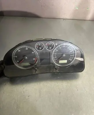 Volkswagen PASSAT B5 Speedometer (instrument cluster) 3B0920826A 130801225200 VWZ7Z0A4072223