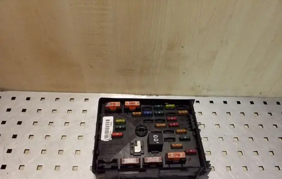 Volkswagen PASSAT B7 Fuse module 3C0937125A