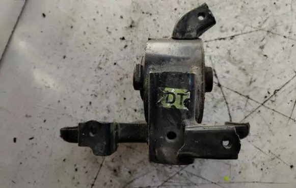 Toyota Avensis T270 Engine mount bracket