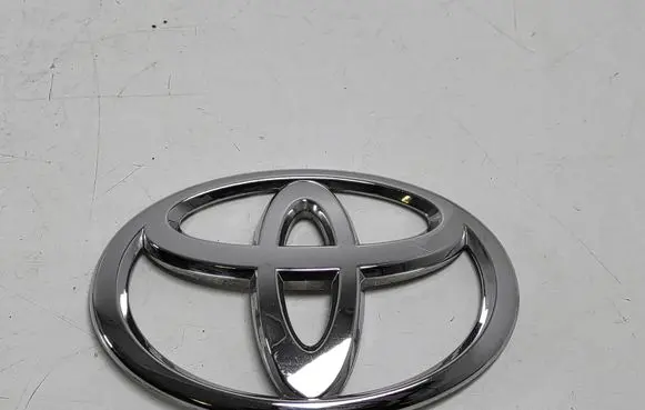 Manufacturer badge logo/emblem
