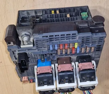Peugeot 508 Fuse module 9677987580