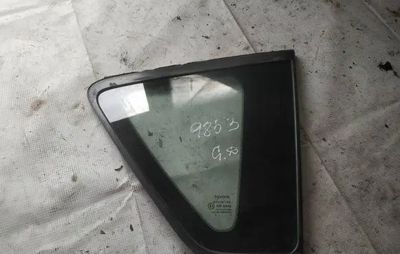 Toyota Corolla Verso AR10 Rear side window as2