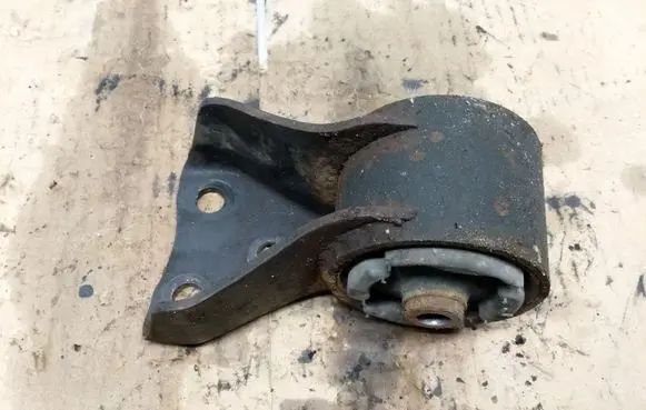 Mazda 626 Engine mount bracket