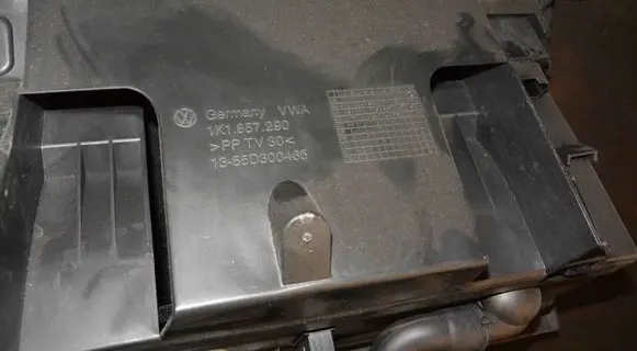 Volkswagen Golf V Glove box 1K1857290
