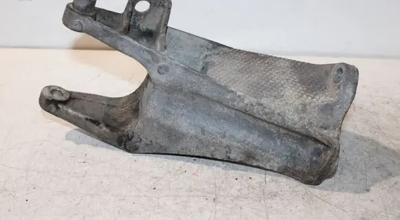 Engine mounting bracket