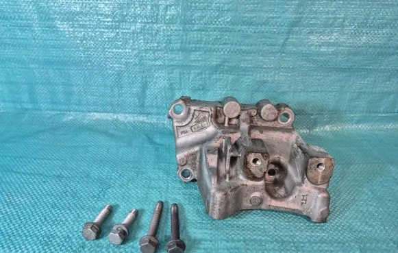 Engine mounting bracket