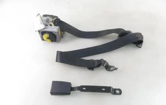 Skoda Fabia Mk1 (6Y) Front seatbelt 33009799 6Y0857701A