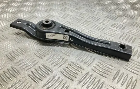 Volkswagen PASSAT B8 Engine mount bracket 5Q0199855N
