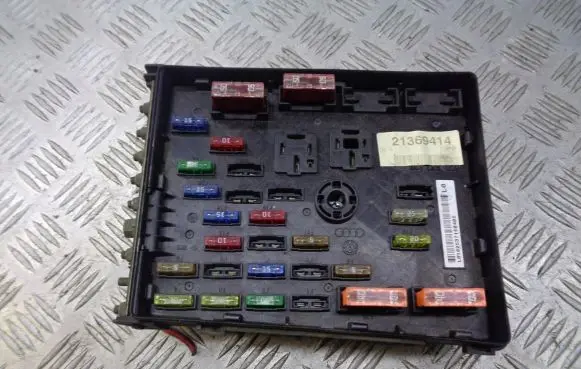 Volkswagen PASSAT B6 Fuse box cover 3C0937125