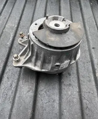 Mercedes-Benz C W205 Engine mount bracket A2052406717 ZGS002 R3618761231MLM
