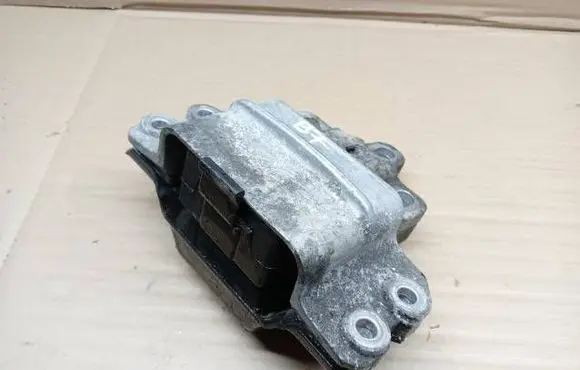 Volkswagen PASSAT B7 Engine mount bracket 3C0199555AA