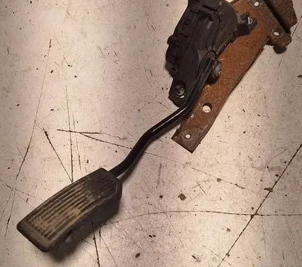 Accelerator throttle pedal