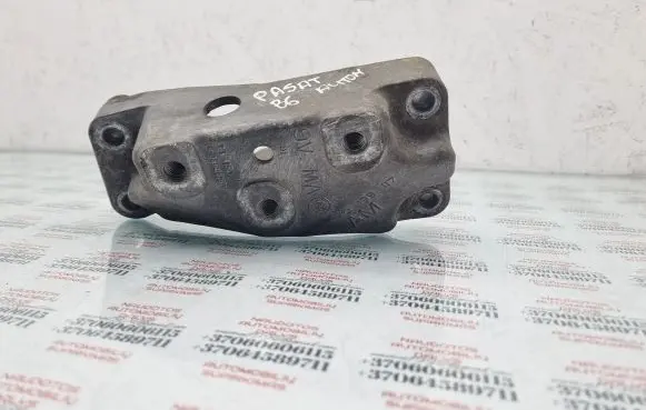 Volkswagen PASSAT B6 Engine mounting bracket 1K0199117