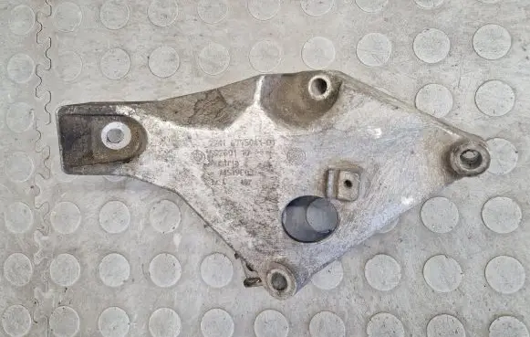 BMW 5 E60 E61 Engine mounting bracket 6775041