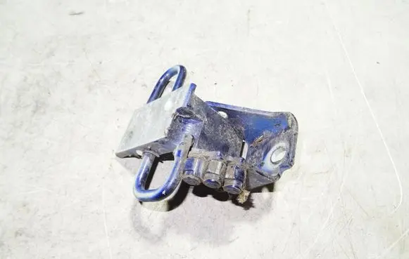 Volkswagen Polo IV 9N3 Front door lower hinge 6Q0831412A