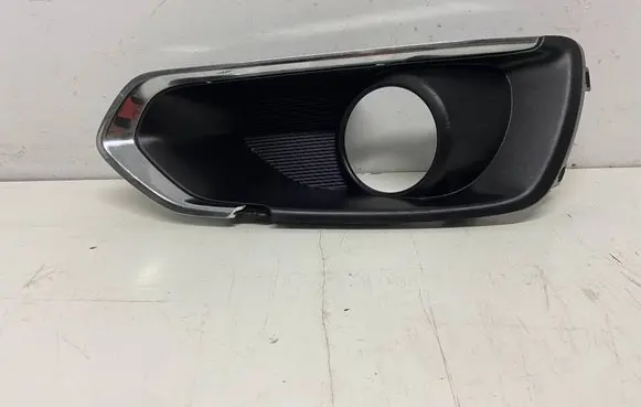 Suzuki SX4 S-Cross Front fog light trim/grill 7175161M1