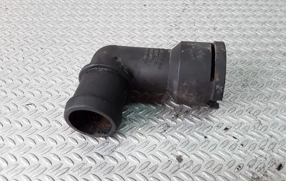 Volkswagen PASSAT B4 Engine coolant pipe/hose 037121619A