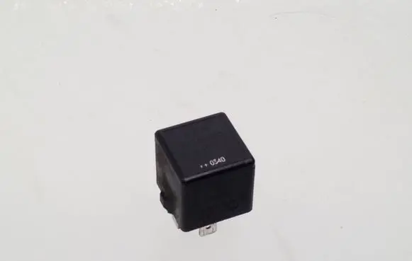 Mitsubishi Space Star Hazard warning light relay MB953381 V23134B52X240